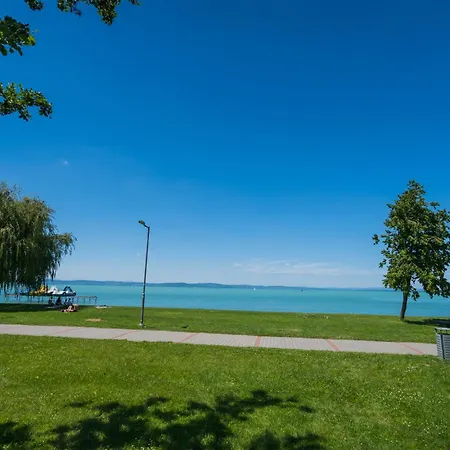 Myflat Wave Golden Beachfront Family Apartman *