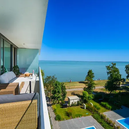 Myflat Wave Golden Beachfront Family Apartman *